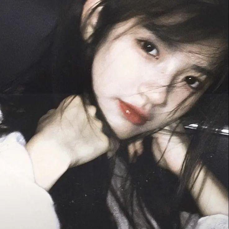 小鬼头上的女人
